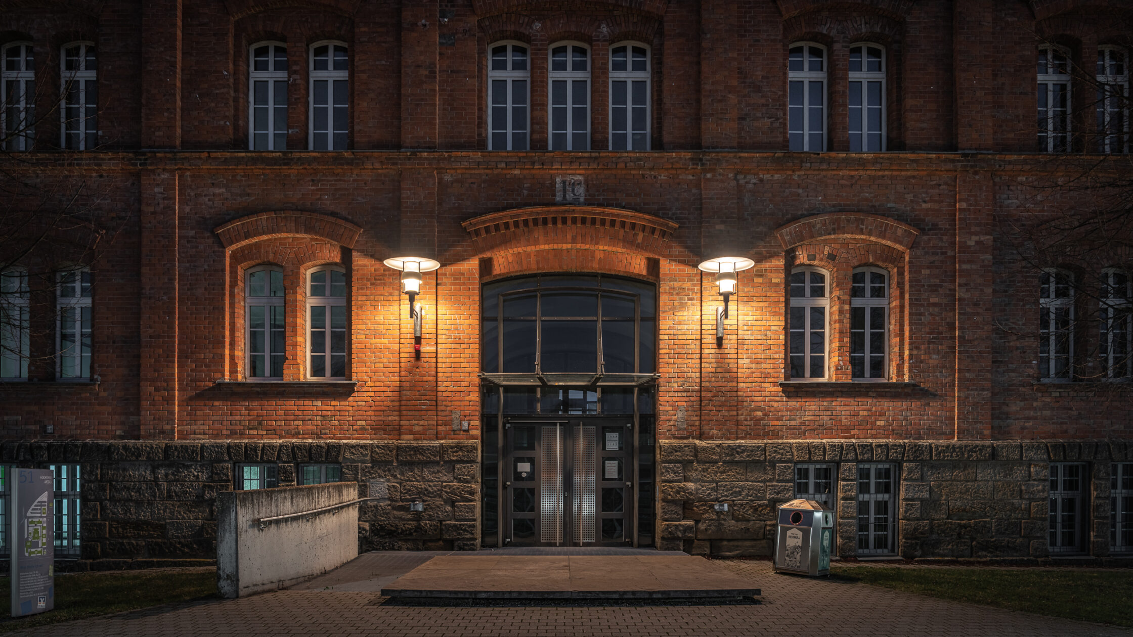 Eingang Gebäude 51 Hochschule Ansbach / 20200318054359